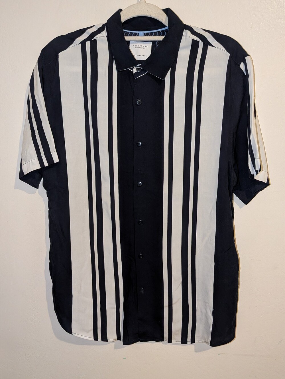 Cactus Man Black & White Vertical Stripe Short Sleeve Button-Down Shirt Size L